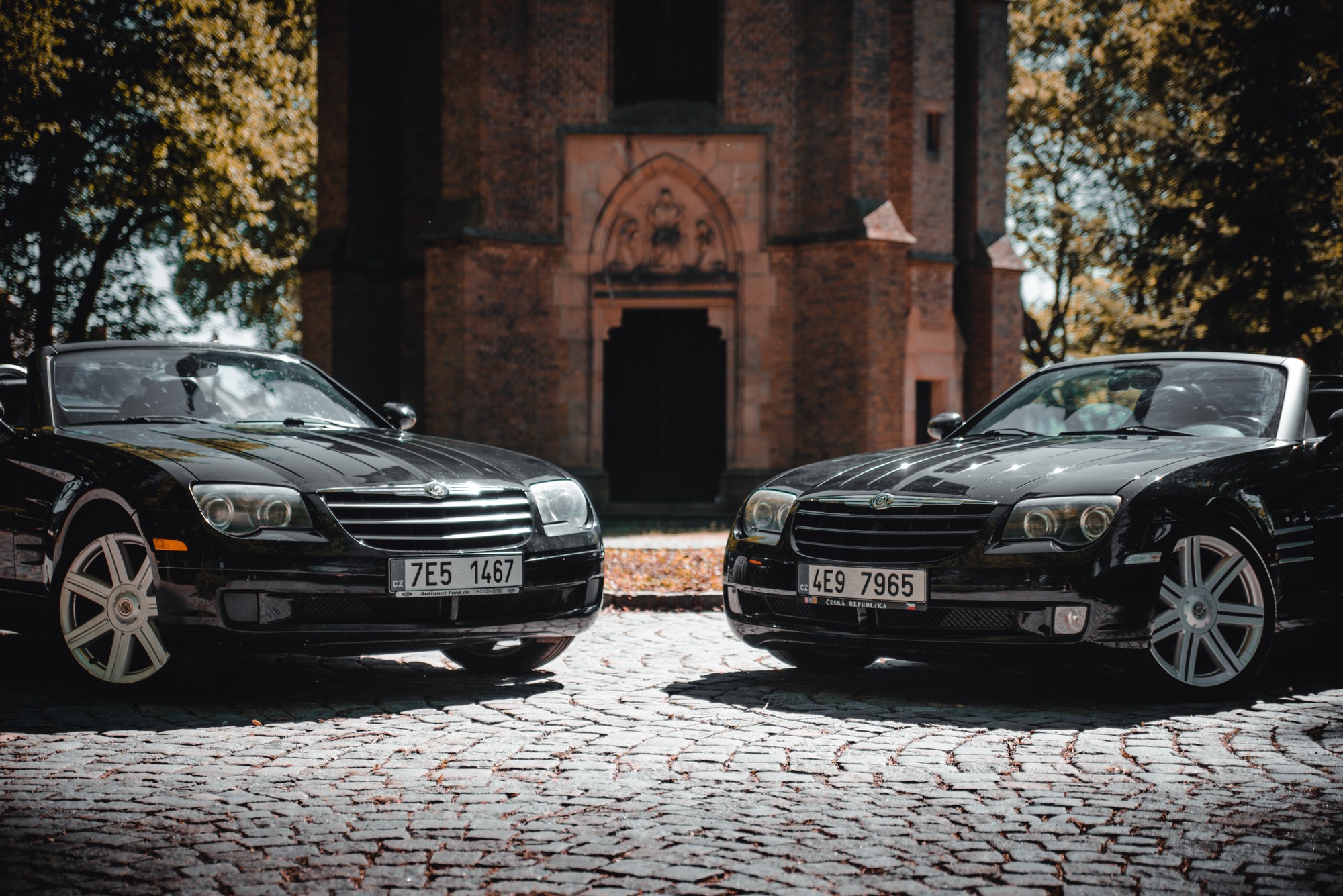 Pronájem dvou černých kabrioletů Chrysler Crossfire na svatbu